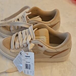 Reebok Club C Cream and Tan Casual Sneakers.  Women 8 (25cm)
